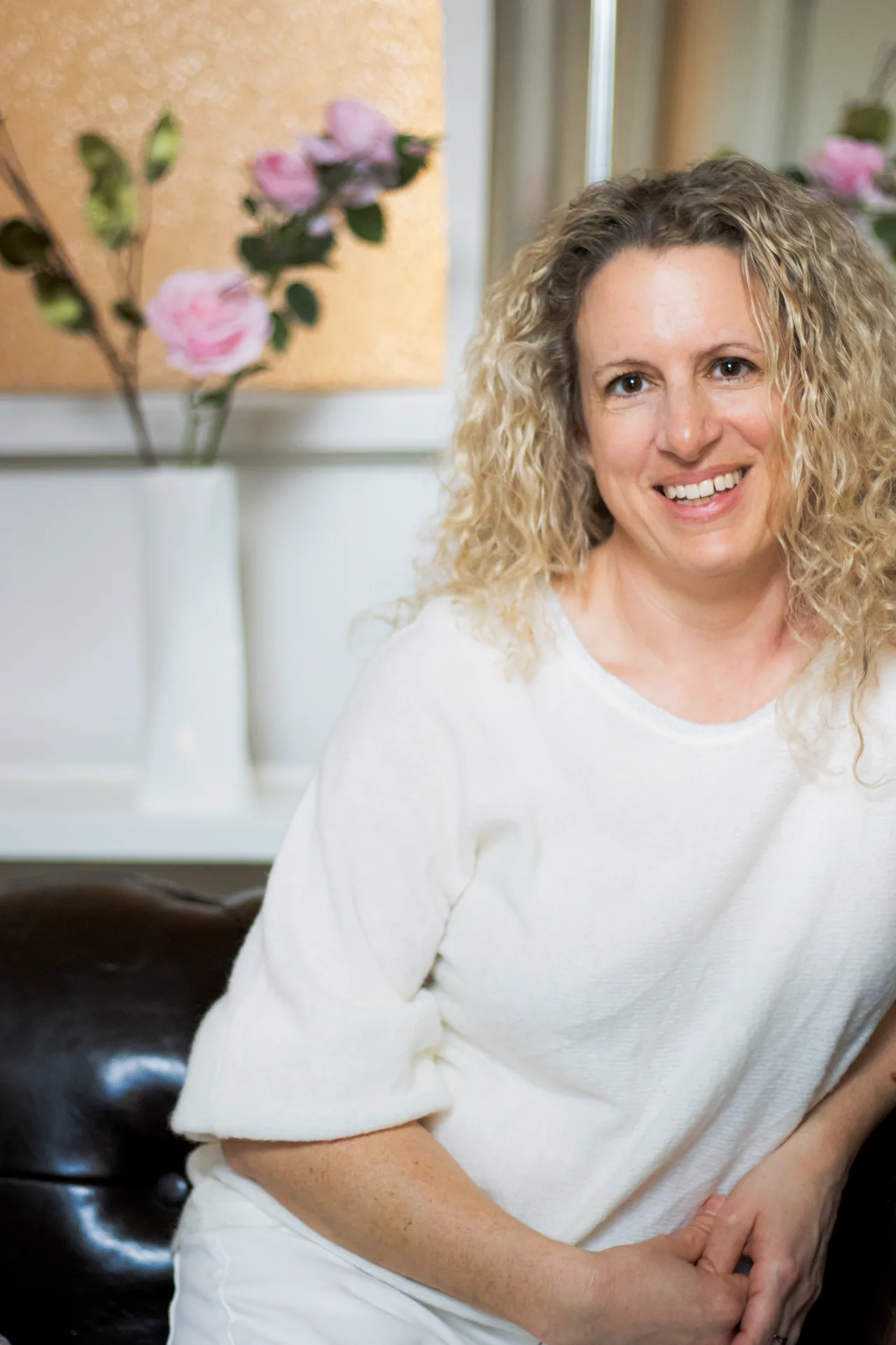 Porträt von Dr. Stephanie Jethon in ihrer Praxis