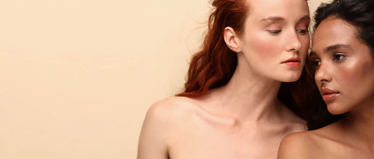 Zwei Frauen als Motiv zum Thema Hautbild und RF-Microneedling